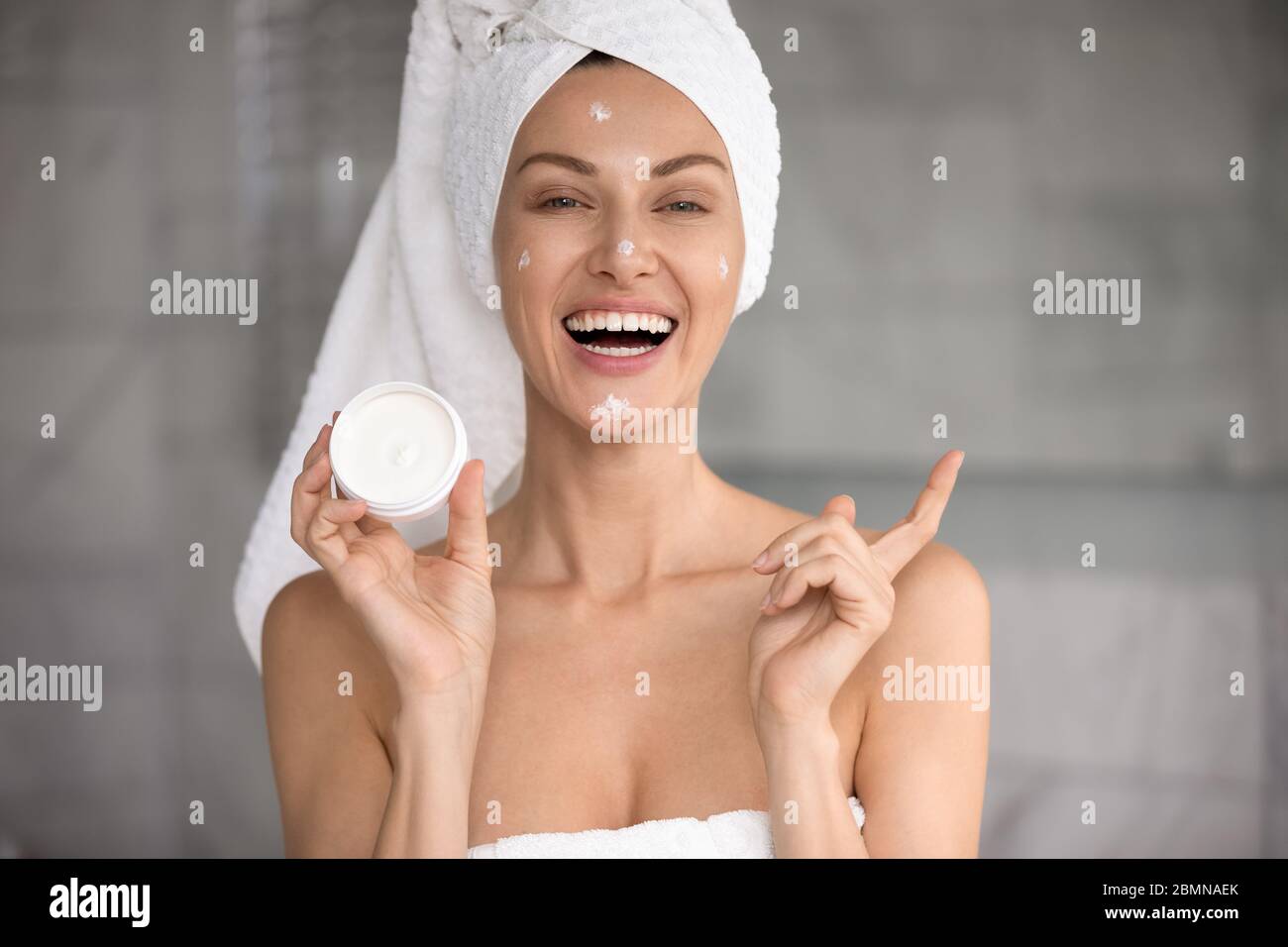 Glückliche Frau hält Glas Anti-Aging-Creme Schönheitsbehandlung Stockfoto