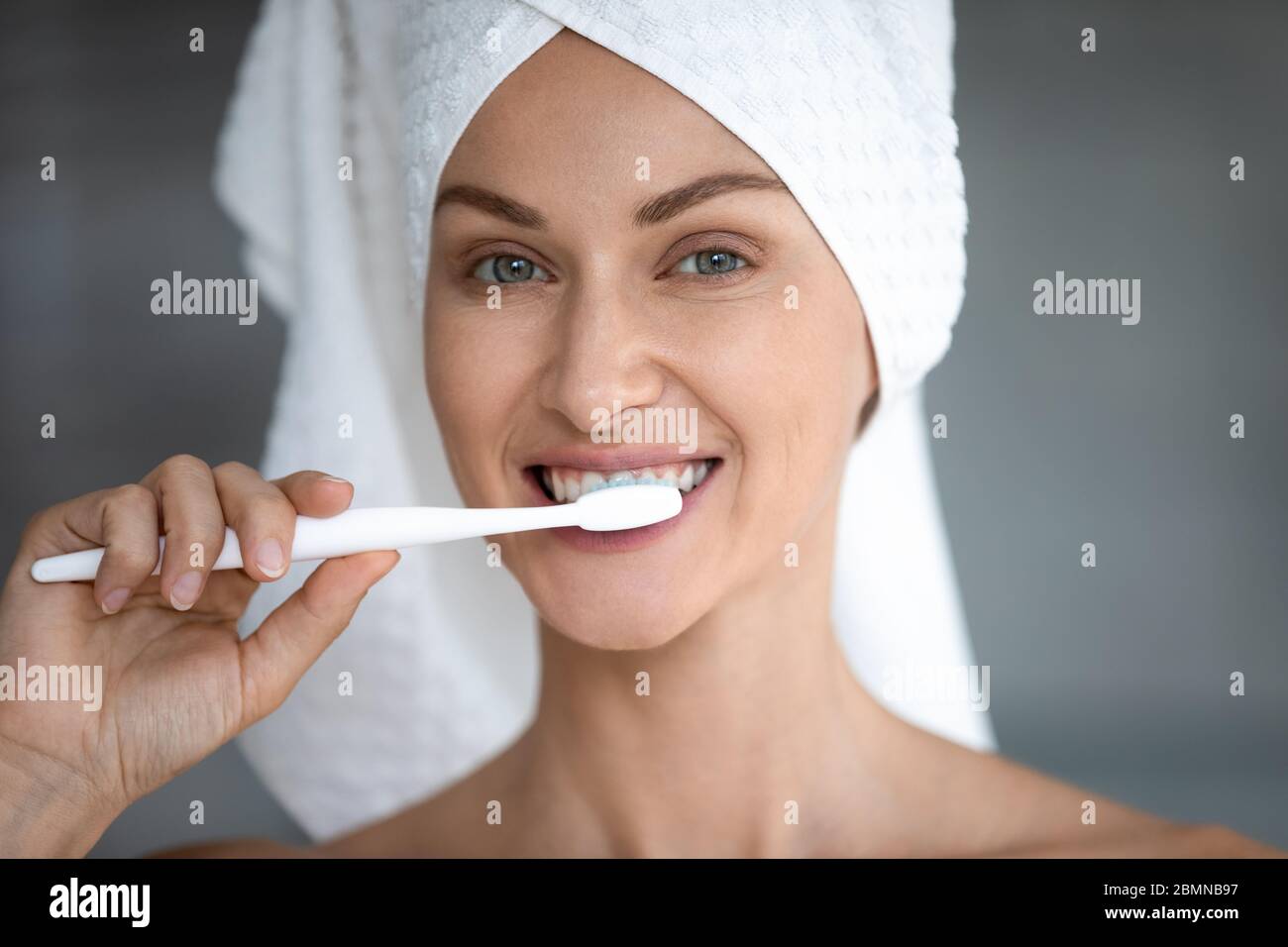 Nahaufnahme Bild 35s Frau putzt ihre Zähne am Morgen Stockfoto