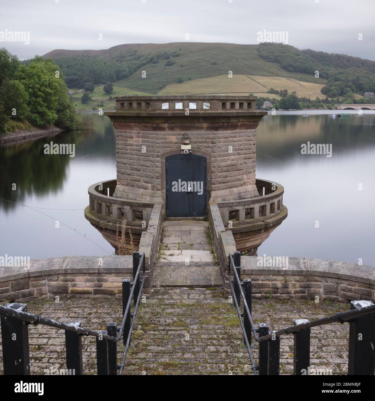 Ladybower Dam Valve Tower, Ladybower Reservoir, Peak District National Park, Hope Valley, England Stockfoto