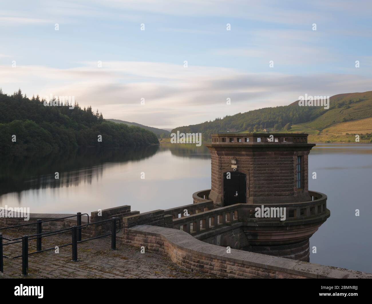 Ladybower Dam Valve Tower, Ladybower Reservoir, Peak District National Park, Hope Valley, England Stockfoto