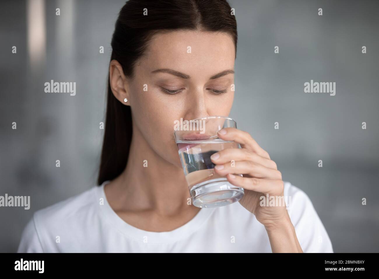 Attraktive Frau trinken stilles Wasser Nahaufnahme Porträt Stockfoto