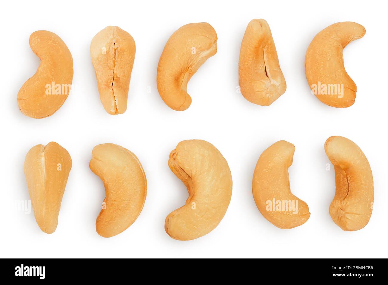 Geröstete Cashewnüsse isoliert auf weißem Hintergrund mit Schnittpfad und voller Schärfentiefe. Set oder Sammlung. Stockfoto