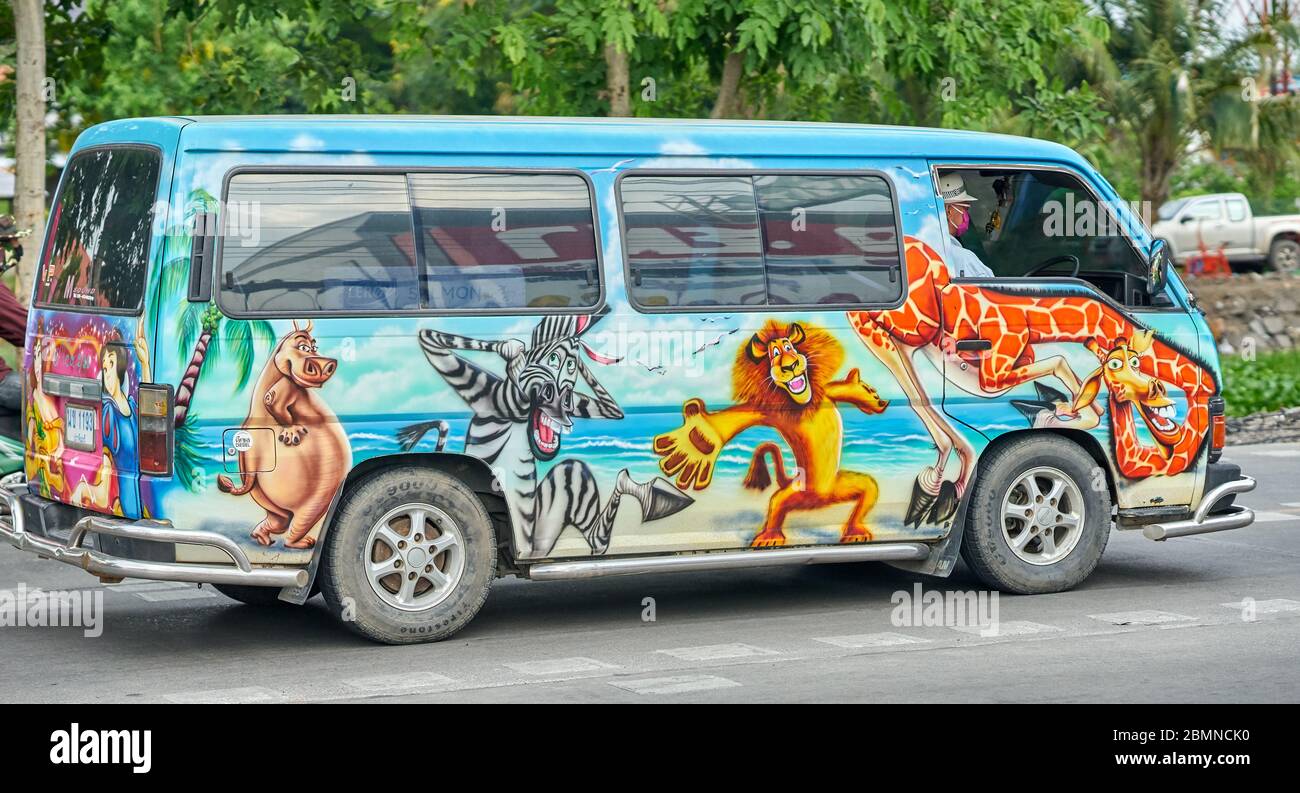 Ein sehr farbenfroher Minivan mit bemalten Comic-Figuren. Stockfoto