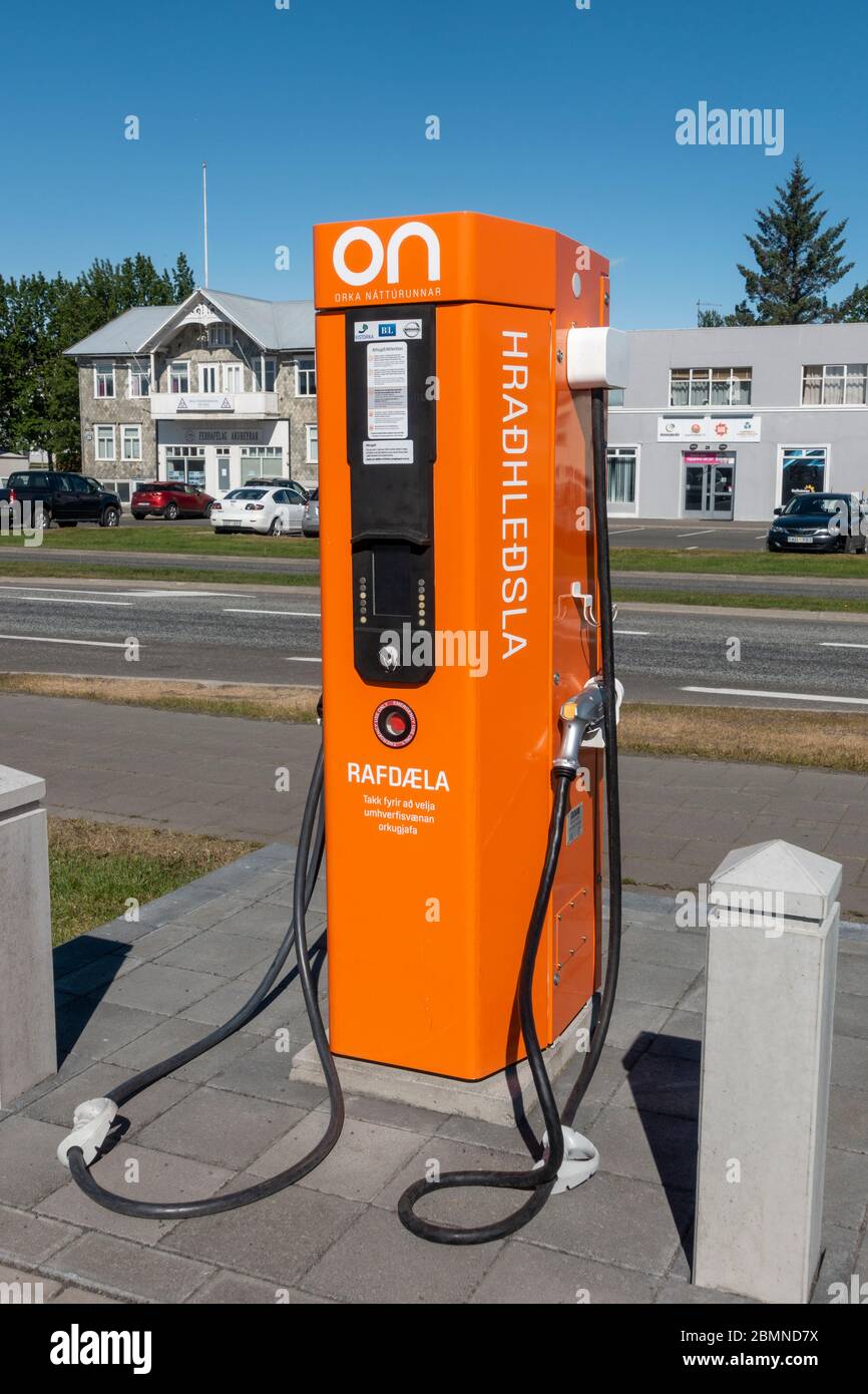 Ein Orka náttúrunnar Schnellladepunkt in Akureyri, am Eyjafjörður Fjord, Nordisland. Stockfoto