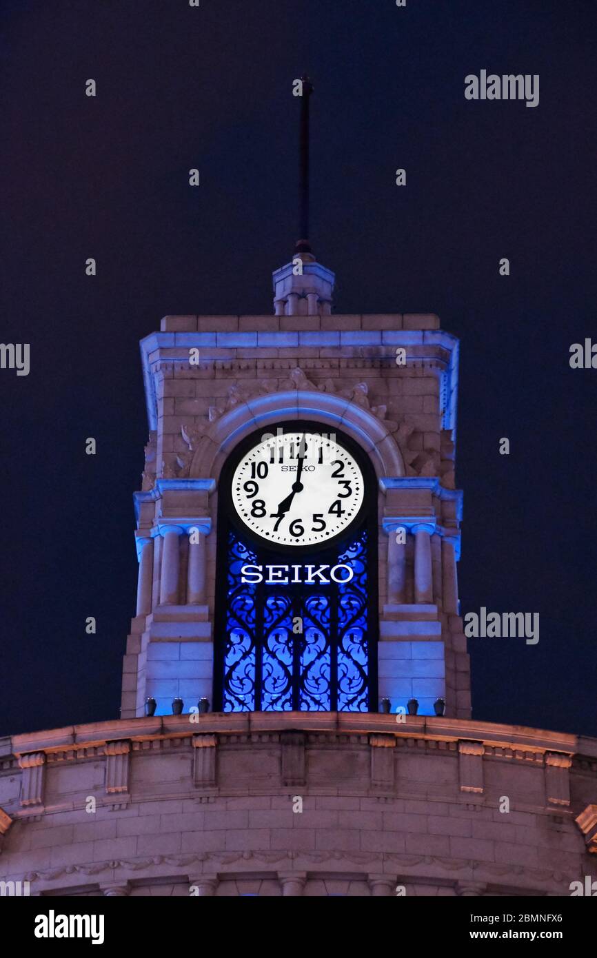 Tokio, Japan. Mai 2020. Der Uhrturm des Wako-Gebäudes leuchtet blau, um dem medizinischen Personal zu danken und es zu unterstützen, das am Sonntag, den 10. Mai 2020, im Ginza-Einkaufsviertel in Tokio, Japan, gegen das neuartige Coronavirus kämpft. Foto von Keizo Mori/UPI Quelle: UPI/Alamy Live News Stockfoto