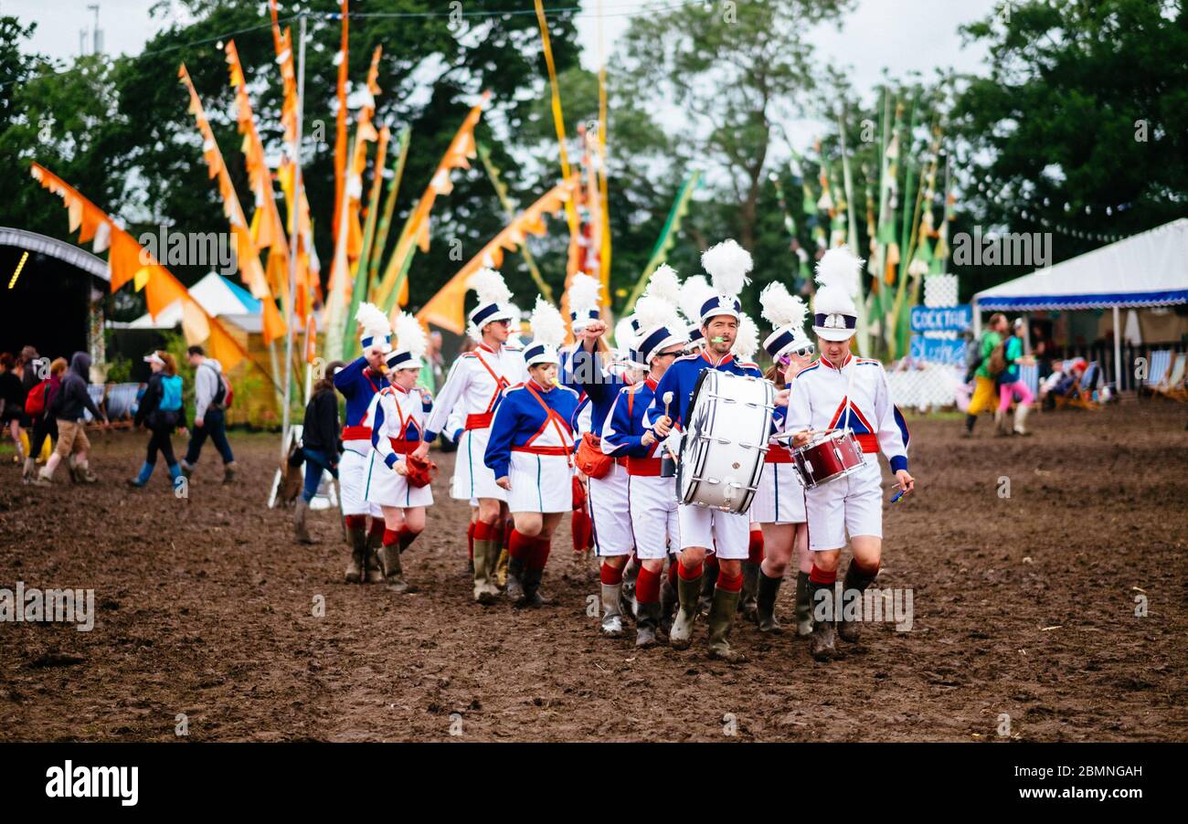 Meister der Kazooniverse, des weltweit einzigen marschierenden Kazoo-Orchesters, im Theater & Circus Area Glastonbury Festival 2016 – Bilddatum Sonntag Stockfoto