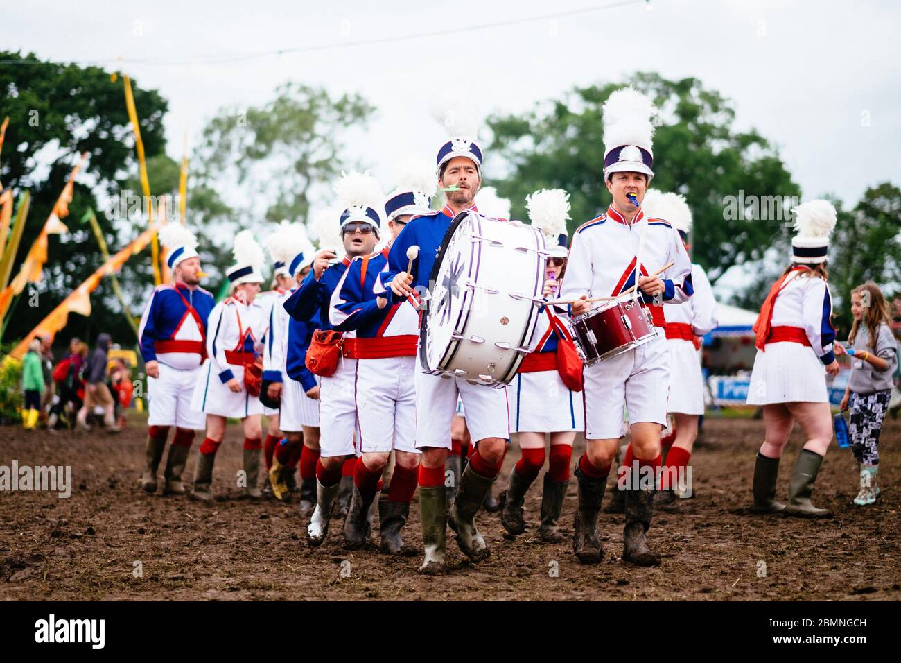 Meister der Kazooniverse, des weltweit einzigen marschierenden Kazoo-Orchesters, im Theater & Circus Area Glastonbury Festival 2016 – Bilddatum Sonntag Stockfoto