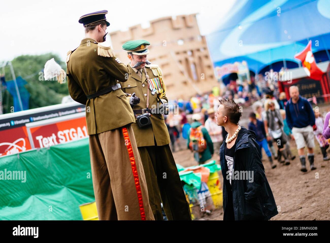 Die Sergeant Majors Steltwalkers Spaziergang im Theater & Circus Area Glastonbury Festival 2016 – Picture date Sonntag, 26. Juni 2016 (Pilton, S Stockfoto