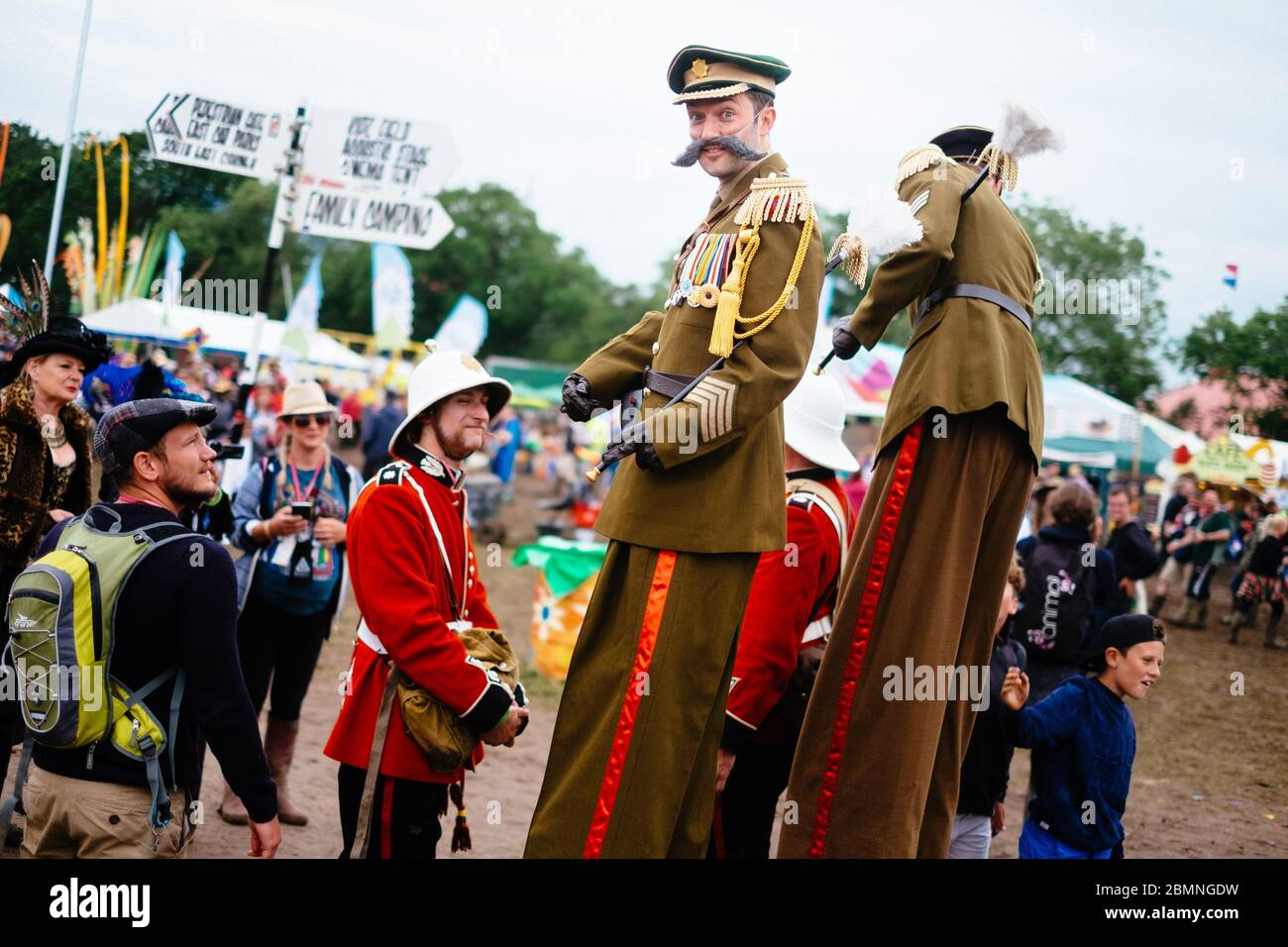 Die Sergeant Majors Steltwalkers Spaziergang im Theater & Circus Area Glastonbury Festival 2016 – Picture date Sonntag, 26. Juni 2016 (Pilton, S Stockfoto