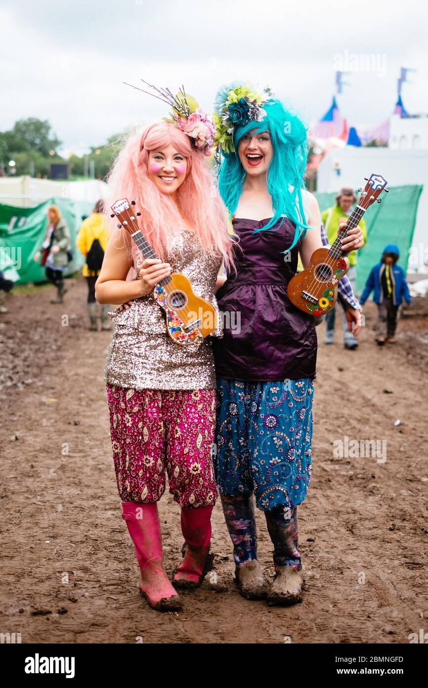 Walkabout-Acts Flossy und Boo, mit ihren Ukulelen, im Theater & Circus Area Glastonbury Festival 2016 – Bilddatum Sonntag, 26. Juni 2016 (Pilt Stockfoto