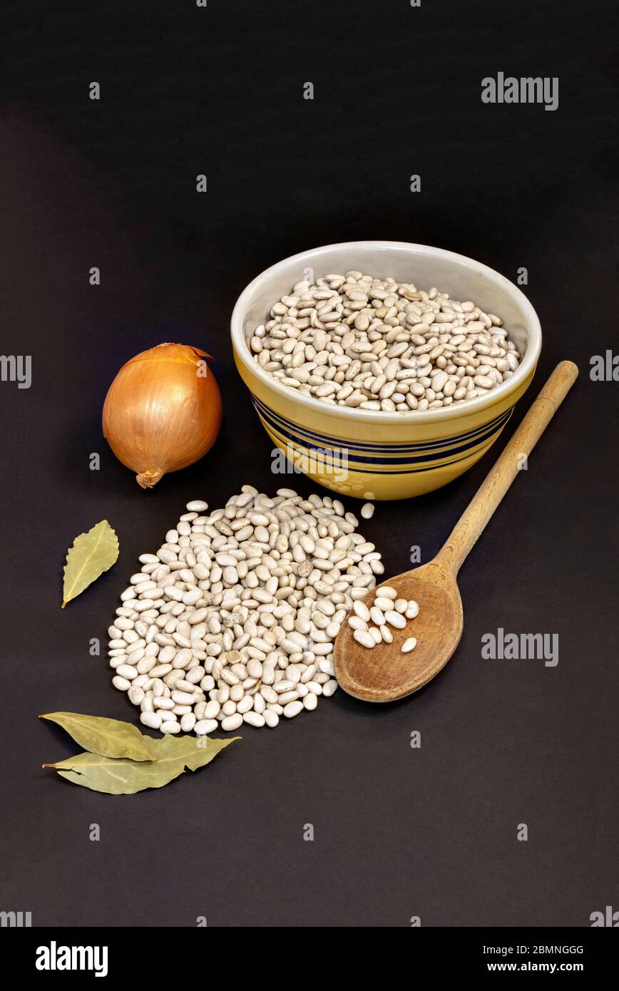 Marinebohnen und Zutaten für die Bohnensuppe von James D Coppinger/Dembinsky Photo Assoc Stockfoto