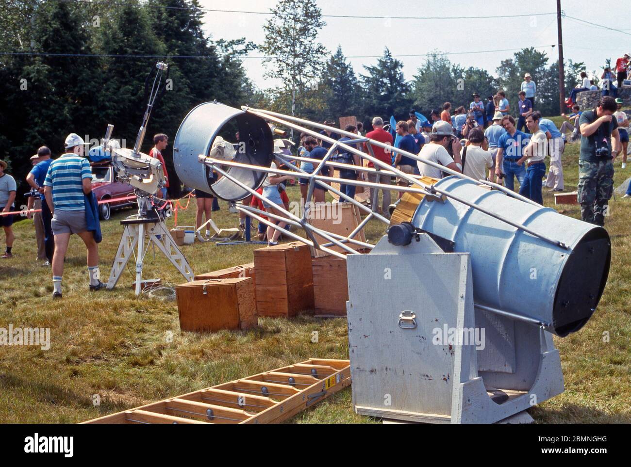 Amateurastronomen, die im Februar 1986 in einem Feld in den USA Teleskope und Stützgeräte aufsetzen, um die Passage von Halleys Komet zu sehen. Halleys Komet (oder Komet Halley, offiziell 1P/Halley genannt) ist ein kurzlebiger Komet, der alle 75–76 Jahre von der Erde aus sichtbar ist. Halleys Erscheinung von 1986 war die am wenigsten günstige Erscheinung, und so haben die Menschen auf diesem Foto in diesem Monat vielleicht nicht viel zu sehen bekommen. Halley wird als nächstes in 2061 bis 2062 erscheinen. Stockfoto