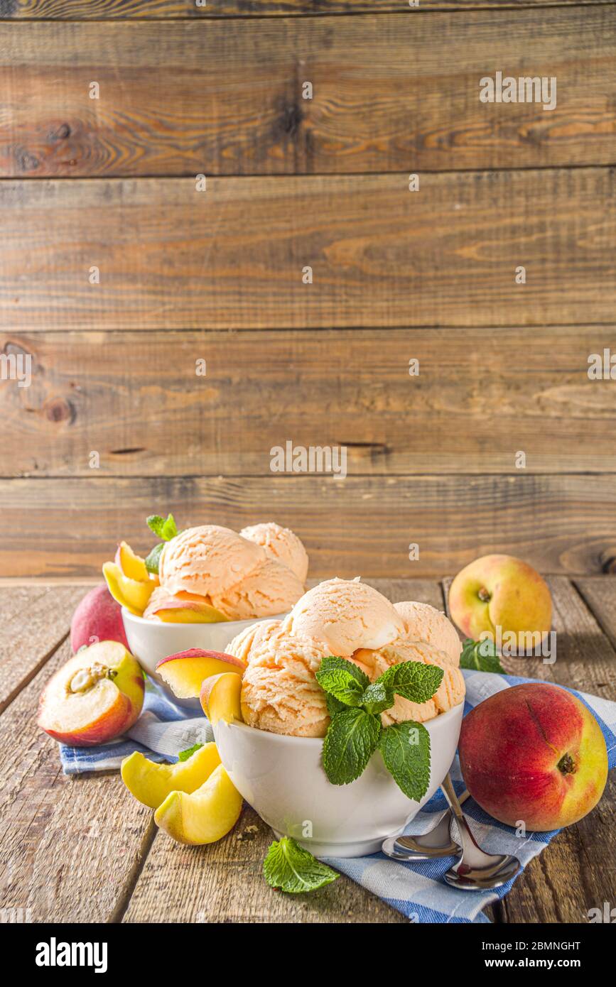 Hausgemachtes süßes Pfirsicheis. Pfirsich-Eiskugeln in kleinen Schalen ...
