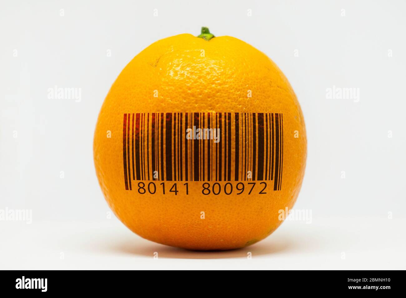 Gentechnisch verändertes Lebensmittelkonzept (GVO). Isolierte Orange künstlich im Labor mit Hormonen und mit gefälschten Barcode aufgebracht hergestellt Stockfoto