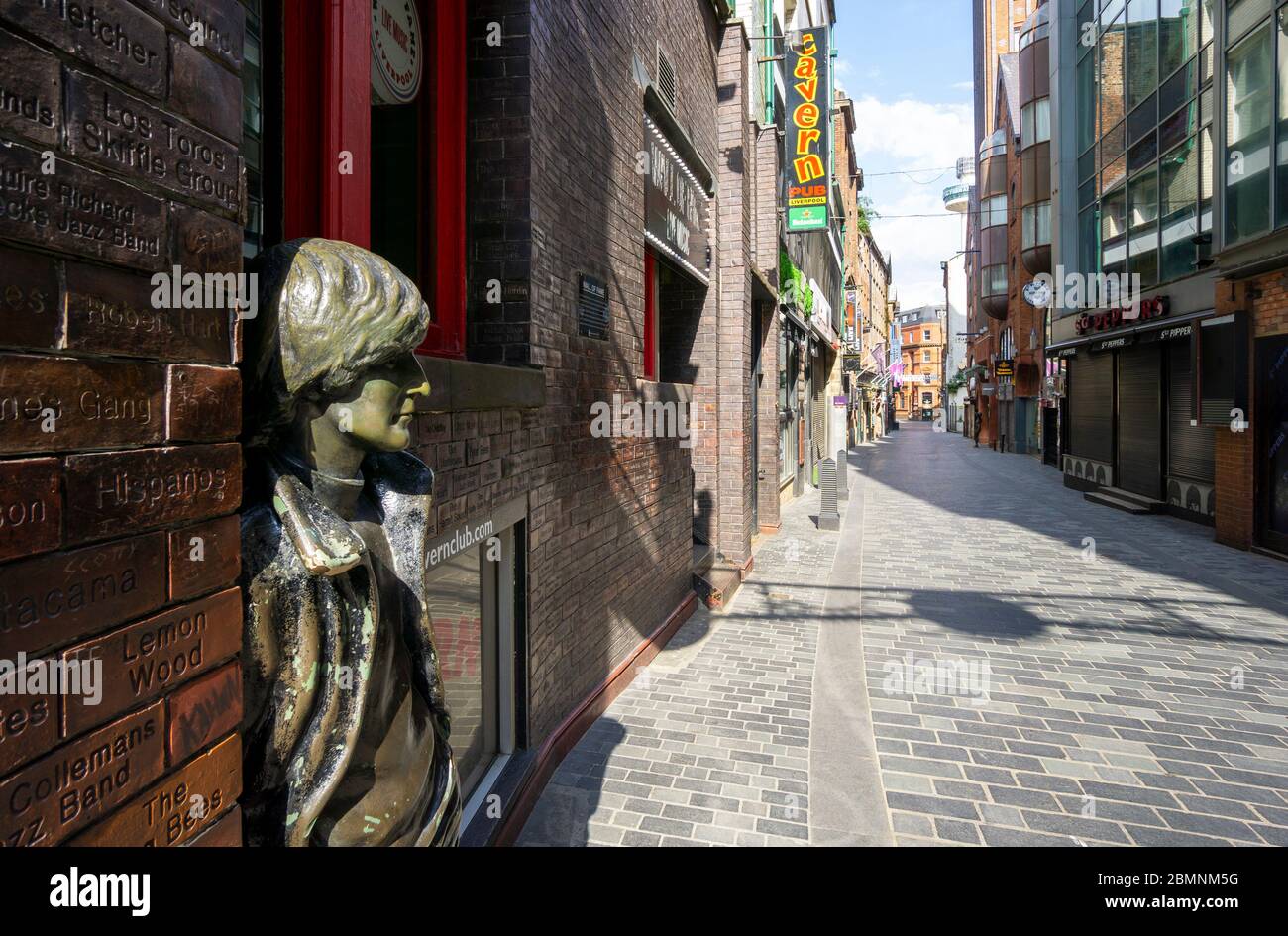 Die John Lennon Statue blickt auf eine leere Mathew Street wegen der Sperrung der Pandemie in Liverpool Stockfoto