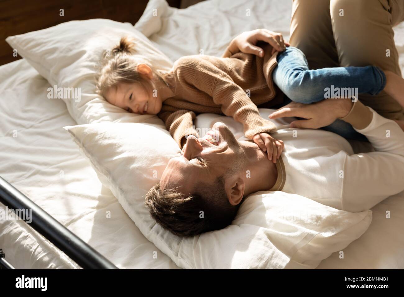 Vater Und Tochter Im Bett