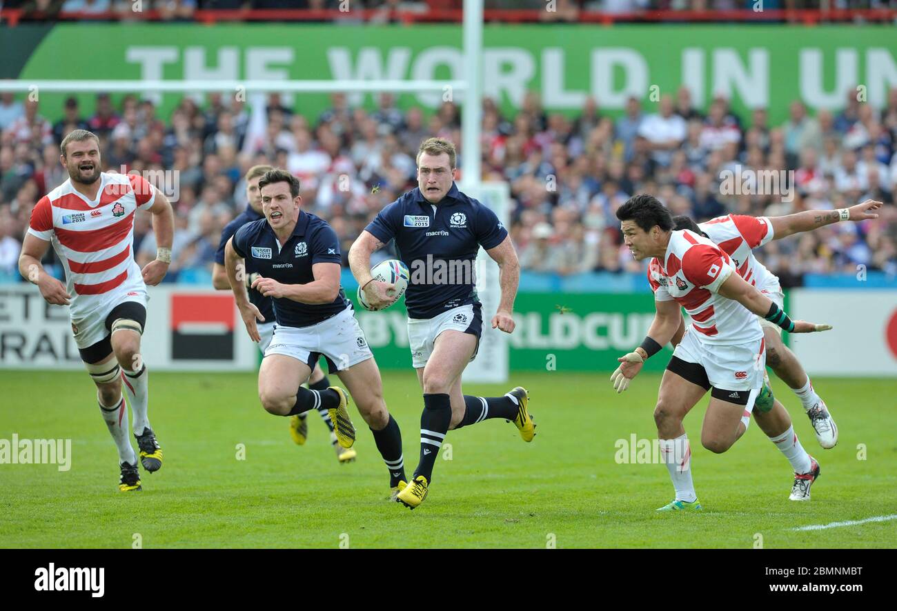 September 2015. Rugby World Cup Pool B Spiel, Schottland gegen Japan Kingsholm Stadium, Gloucester: Stuart Hogg macht eine Pause mit Matt Scott hinter dem Spiel. Stockfoto