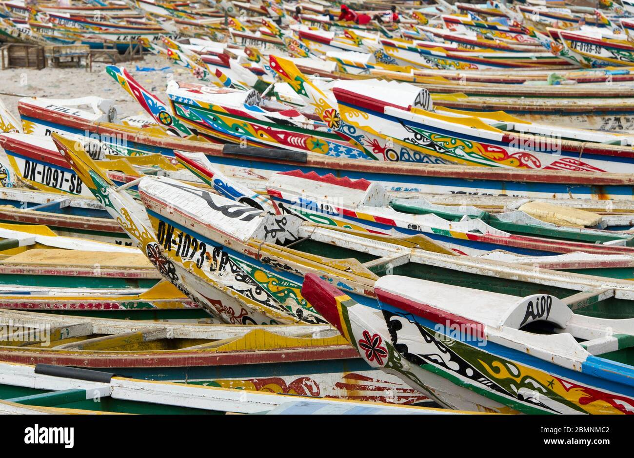 Fischerboote am Strand auf dem Fischmarkt Soumbedioune, Dakar, Senegal, Westafrika. Stockfoto
