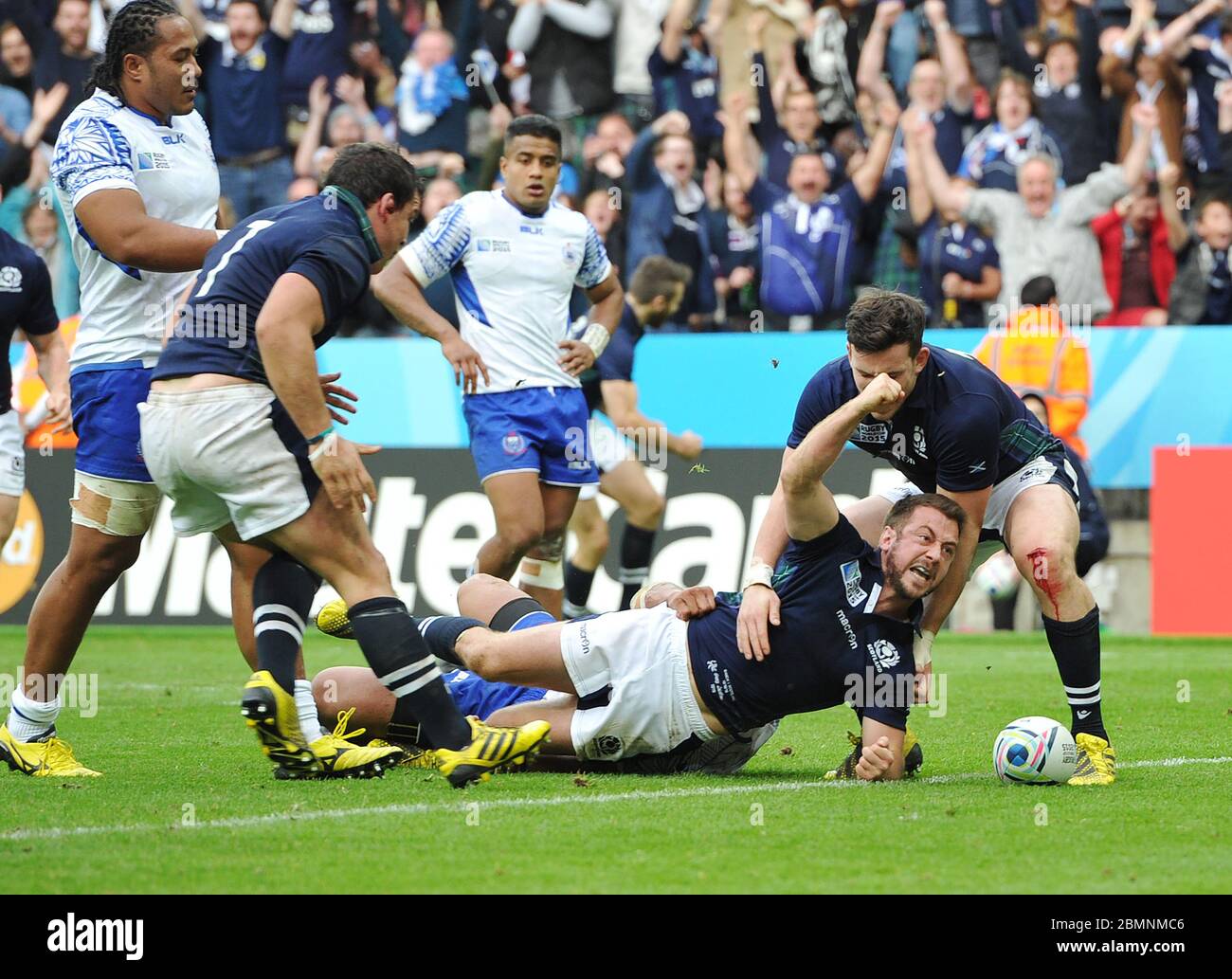 10. Oktober 2015, Rugby-Weltmeisterschaft Pool B: Samoa gegen Schottland, St James Park, Newcastle. Der schottische Greig Laidlaw feiert nach einem Versuch. Stockfoto
