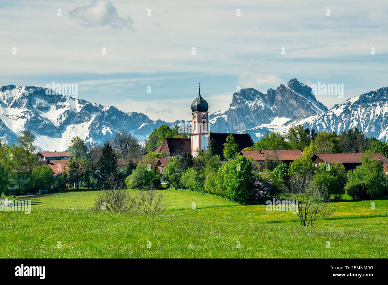 Panoramablick auf die Landschaft in Bayern in der Nähe der Stadt Füssen - Bad Faulenbach im Allgäu. Stockfoto