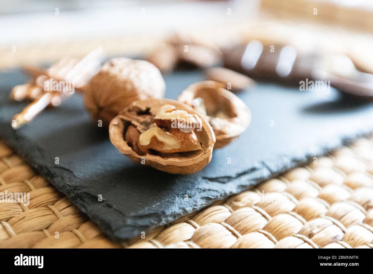 Pan y chocolate con nueces, un pequeño aperitivo Stockfoto