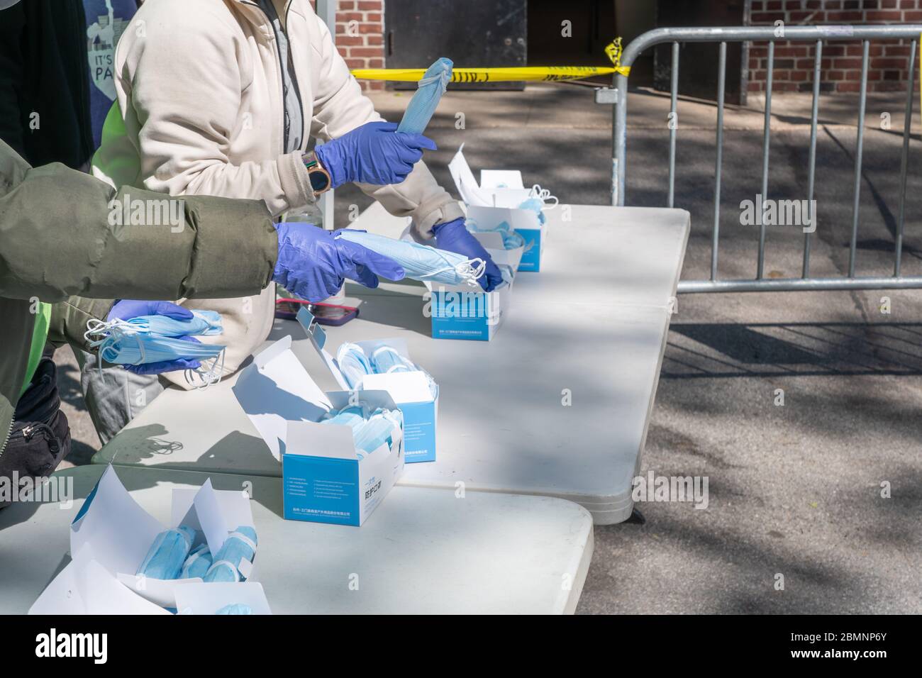 NEW YORK, NY - 10. MAI 2020: Ein Freiwilliger gibt kostenlose Gesichtsmasken aus den NYC Parks im Astoria Park inmitten der Coronavirus (Covid-19) Pandemie aus. Stockfoto