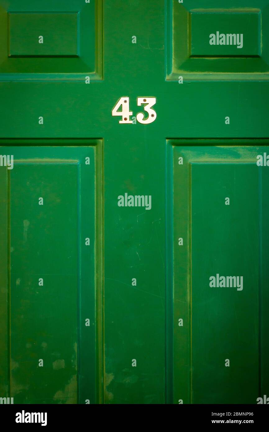 Haus Nummer 43 auf einer grünen Holztür Stockfoto