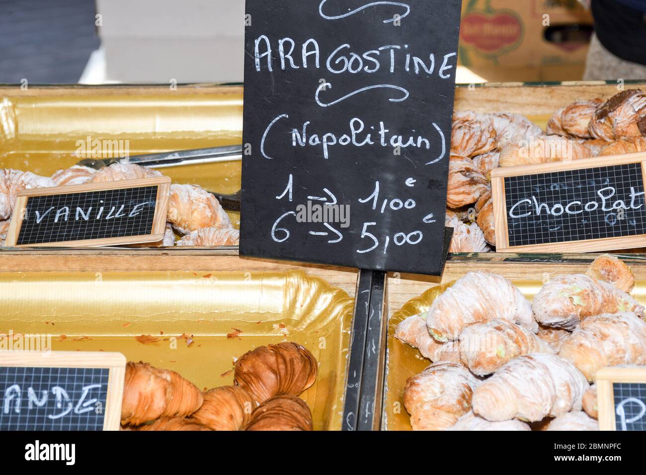 Cannoli sind italienische Backwaren, die auf der Insel Sizilien entstanden und heute ein Grundnahrungsmittel der sizilianischen Küche. Cannoli bestehen aus röhrenförmigen Schalen Stockfoto