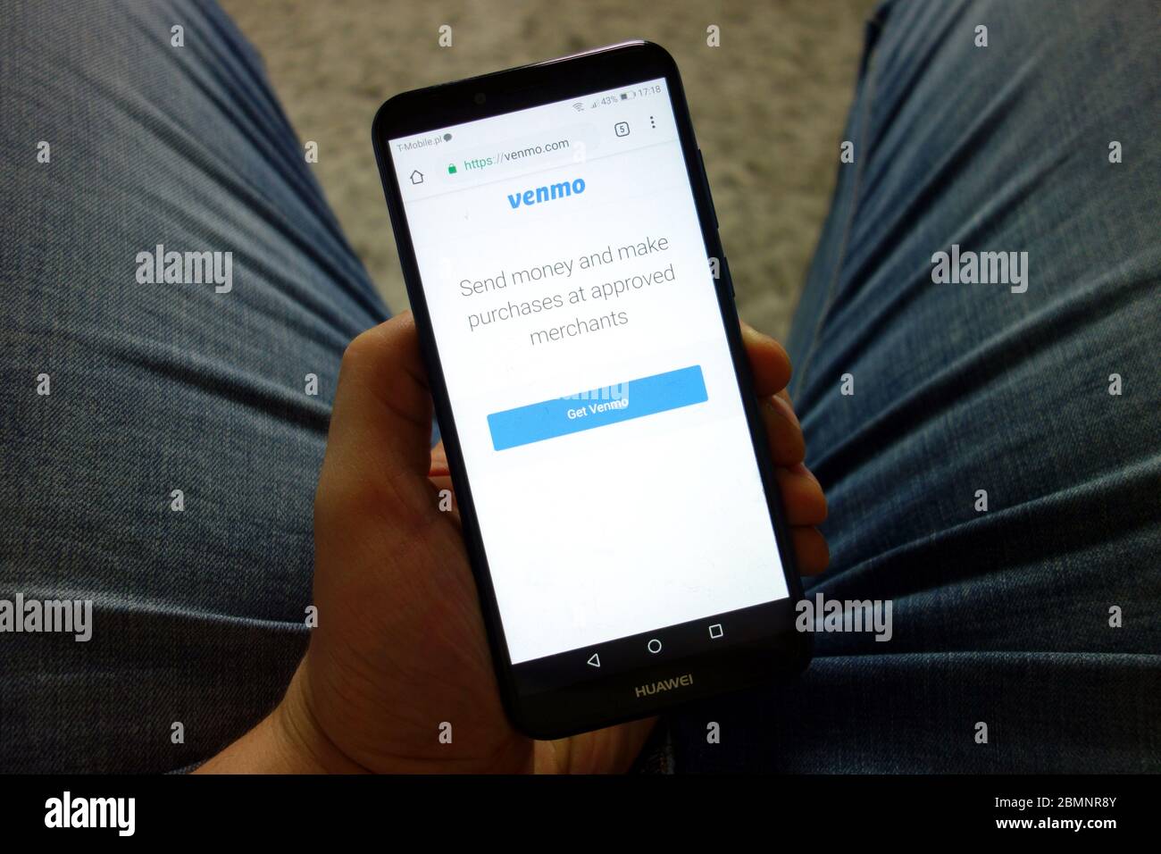 Mann hält Huawei Smartphone mit Venmo Website angezeigt Stockfoto