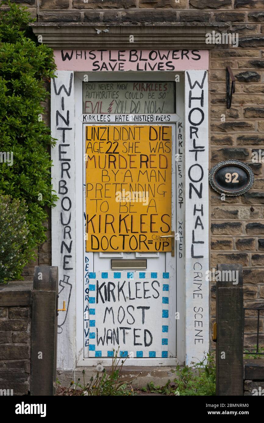 Meltham, Großbritannien - 5. Mai 2020: Ein Haus in Meltham, das mit Schreiben und Zeichen bedeckt ist, die gegen Kirklees Rat protestieren. Stockfoto