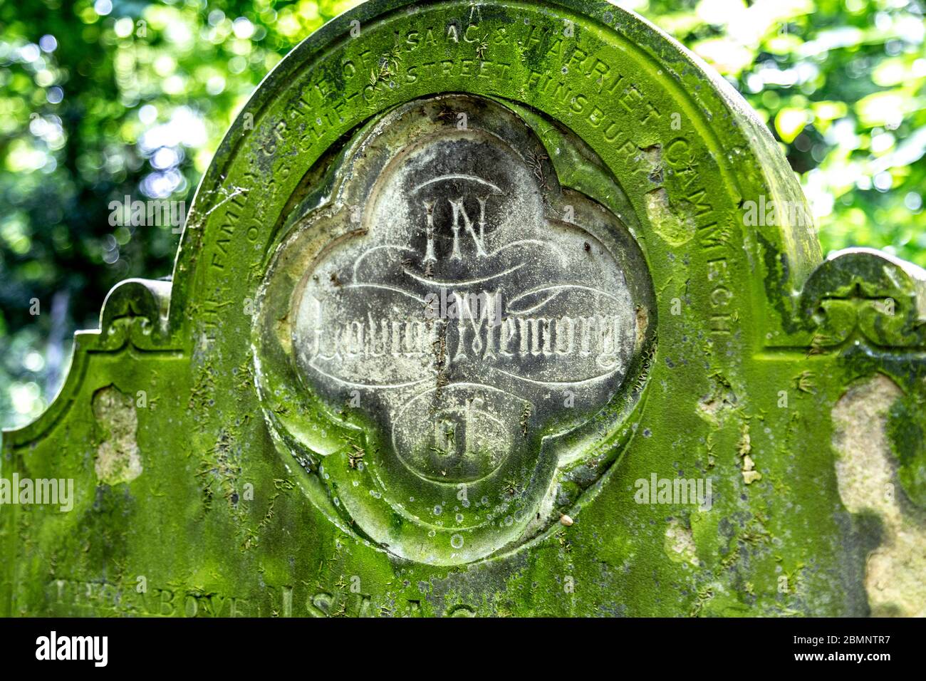 Nahaufnahme eines verzierten Grabsteins mit der Aufschrift „in Loving Memory“ im Tower Hamlets Cemetery Park, London, Großbritannien Stockfoto