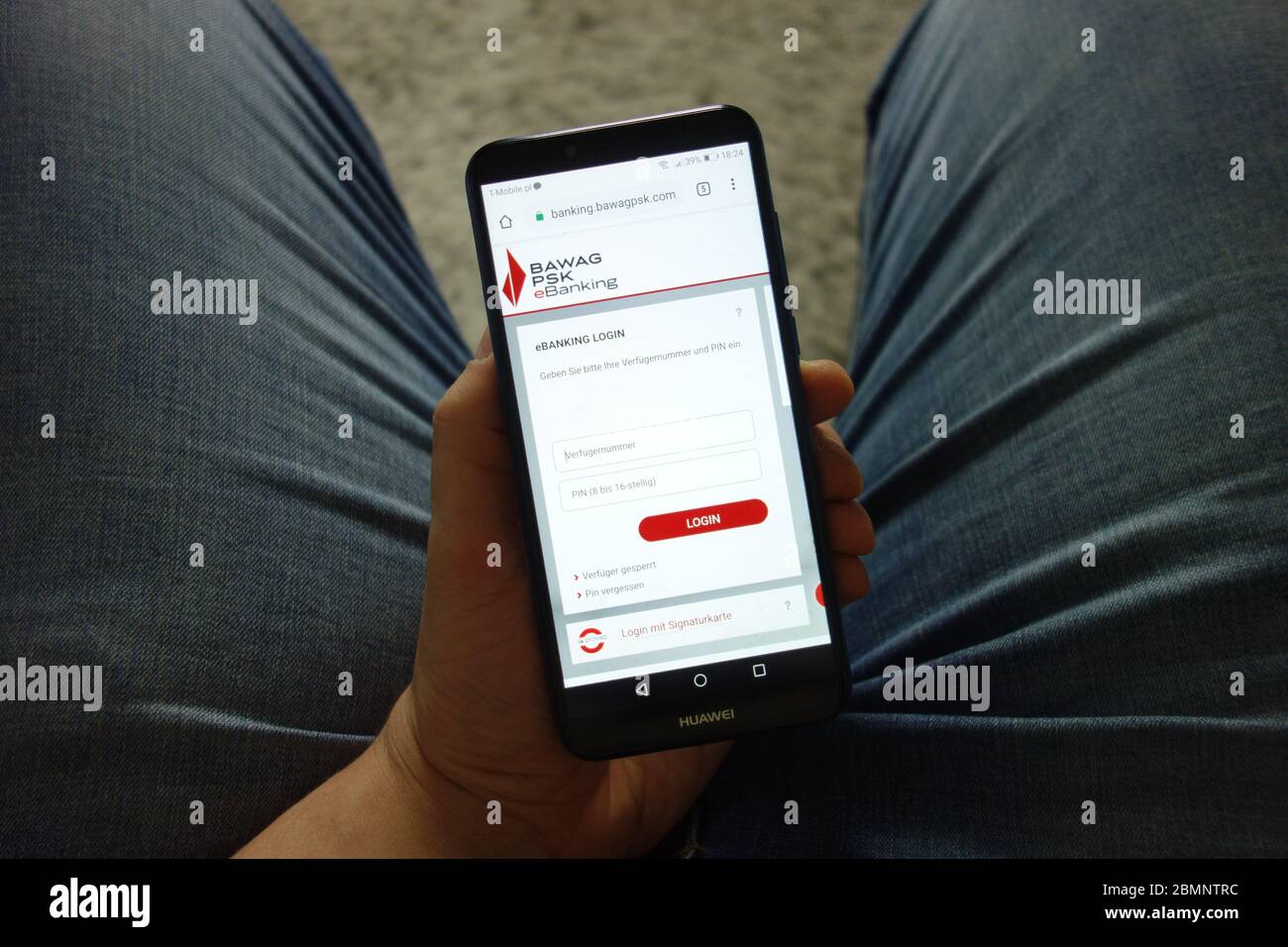 Mann hält Huawei Smartphone mit BAWAG P.S.K. Bank Website angezeigt Stockfoto
