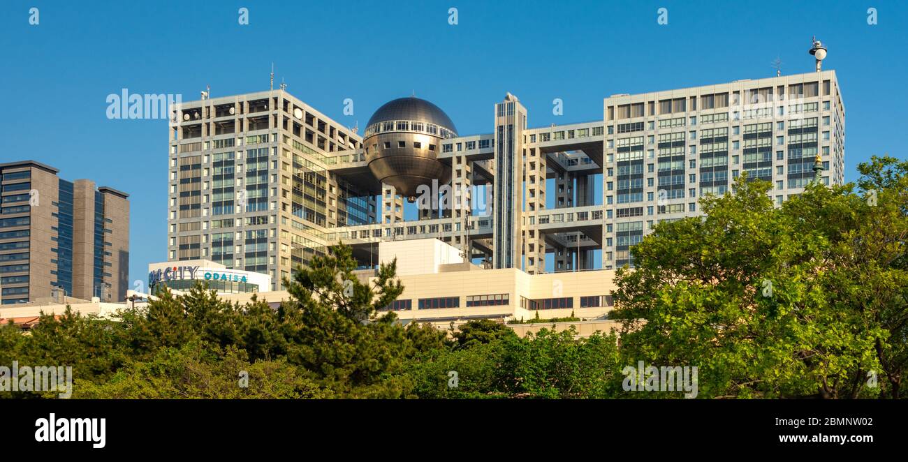 Tokio / Japan - 19. April 2018: Aqua City Odaiba Einkaufszentrum und futuristisches Gebäude des Fuji TV Hauptsitzes auf der künstlichen Insel Odaiba in Tokio, J Stockfoto