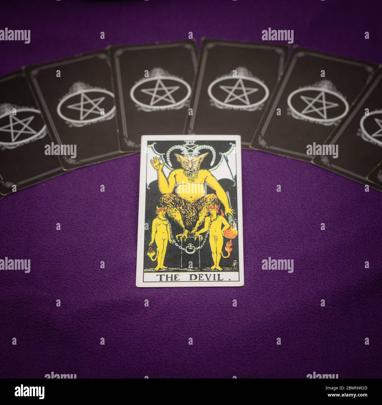 Bangkok, Thailand : Mai 2020. Tarot-Karten für die Vorhersage der Zukunft von Pech, Verletzung, Krankheit, Unfall und Tod können genau vorhergesagt werden. Whi Stockfoto