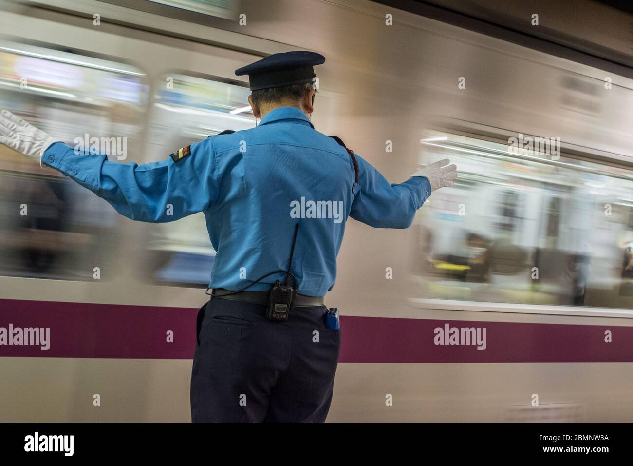 Tokio / Japan - 21. April 2018: Bahnsteig-Assistent (Oshiya) arbeitet in der U-Bahn Tokio, Japan Stockfoto