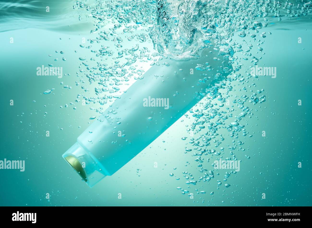 Weiße Dose in blauem Wasser mit Blasen im Tank. Kopierbereich. Stockfoto