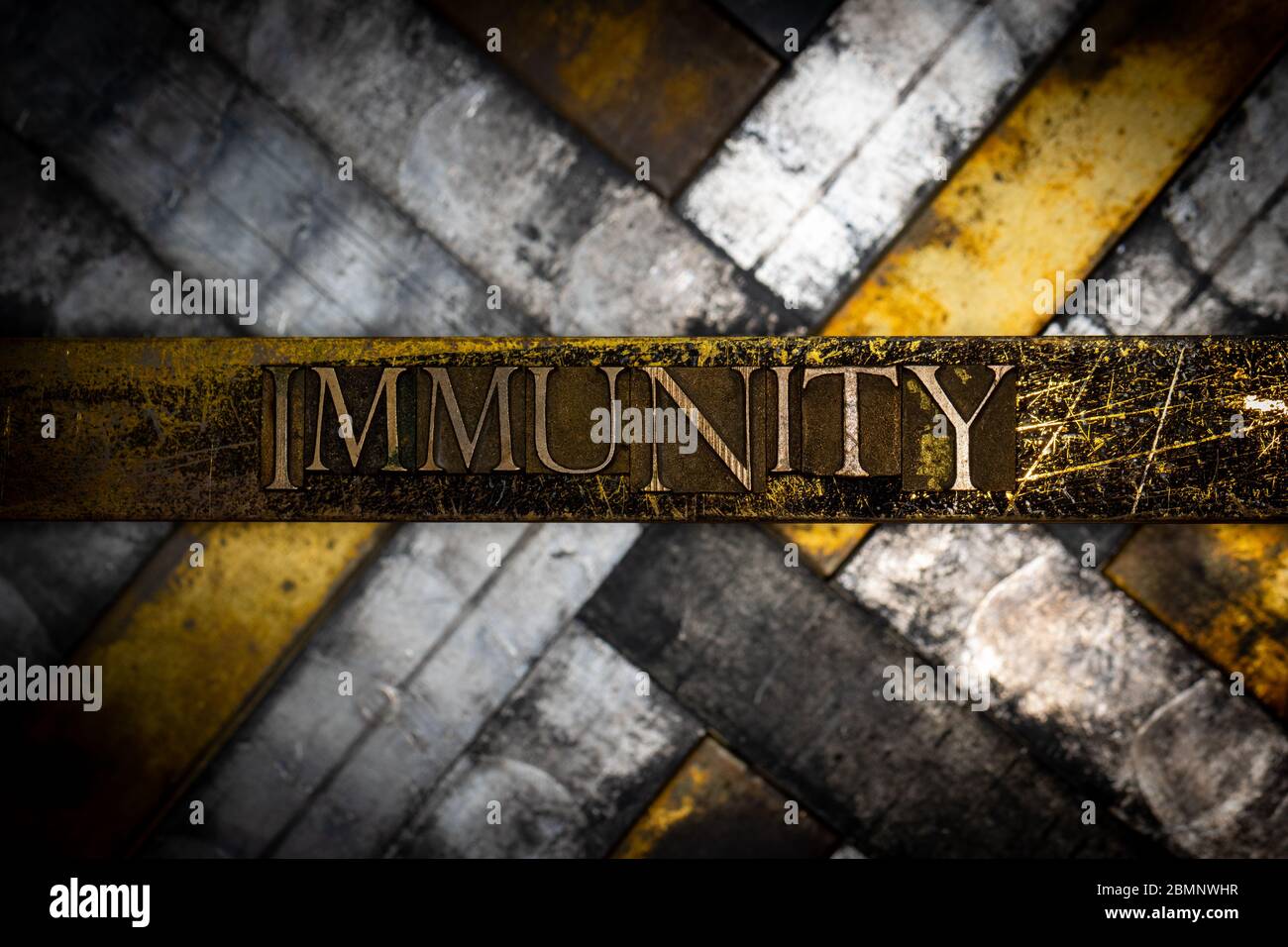 Foto von echten authentischen Schreibschrift bilden Immunity Text auf vintage texturierten Grunge Kupfer und schwarzem Hintergrund Stockfoto