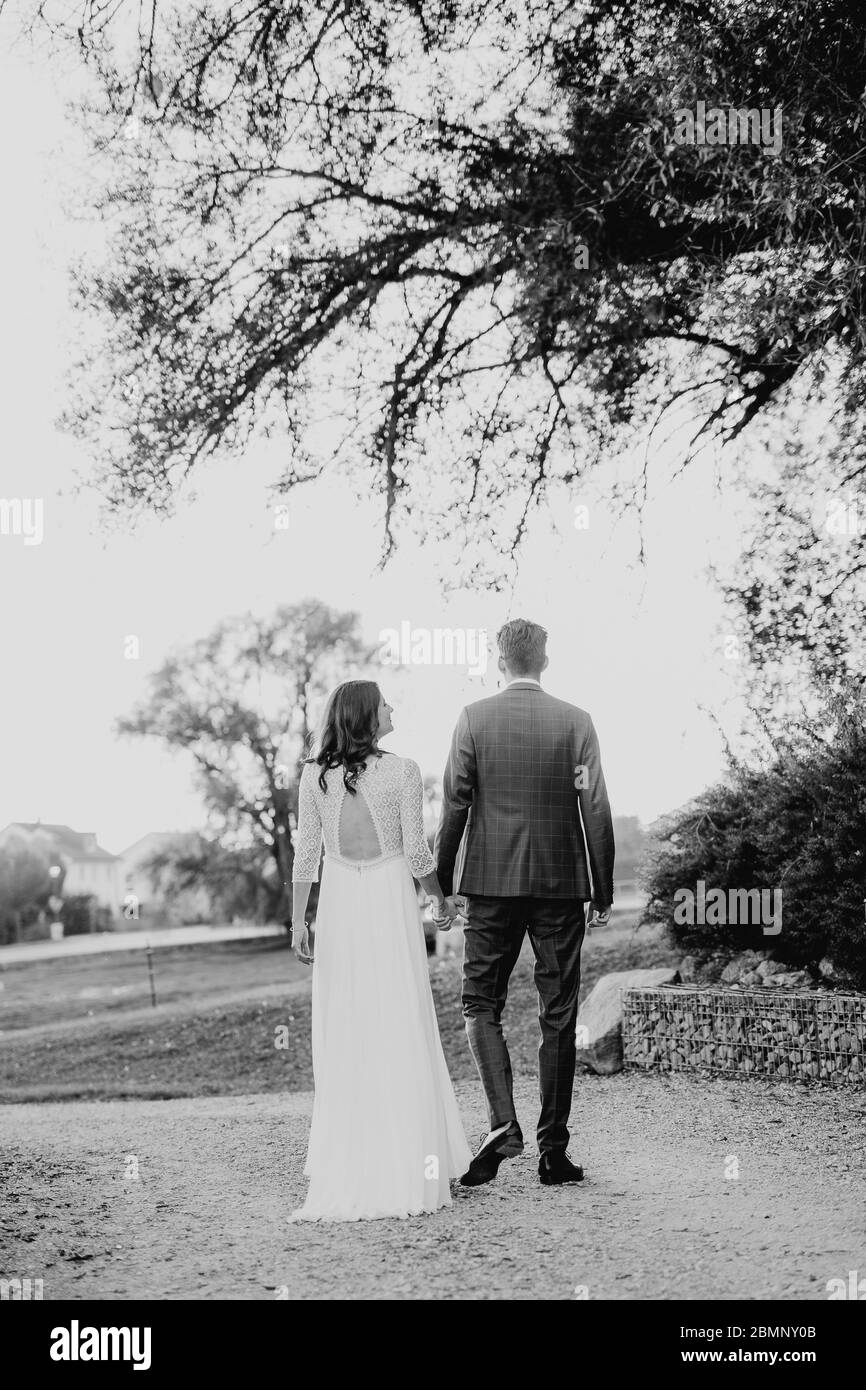 Braut und Bräutigam gemeinsam gehen Stockfoto