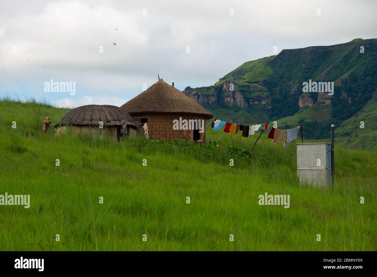 Ländliche Gehöft mit Grubenlatrine in drakensberg, kwazulu-Geburtshaus, Südafrika Stockfoto