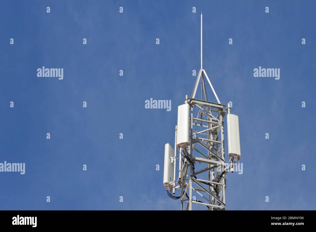 Drahtlose Mobilfunkantennen für Telekommunikation Tower. 5g Hochgeschwindigkeits-Internet-Sender. Stockfoto