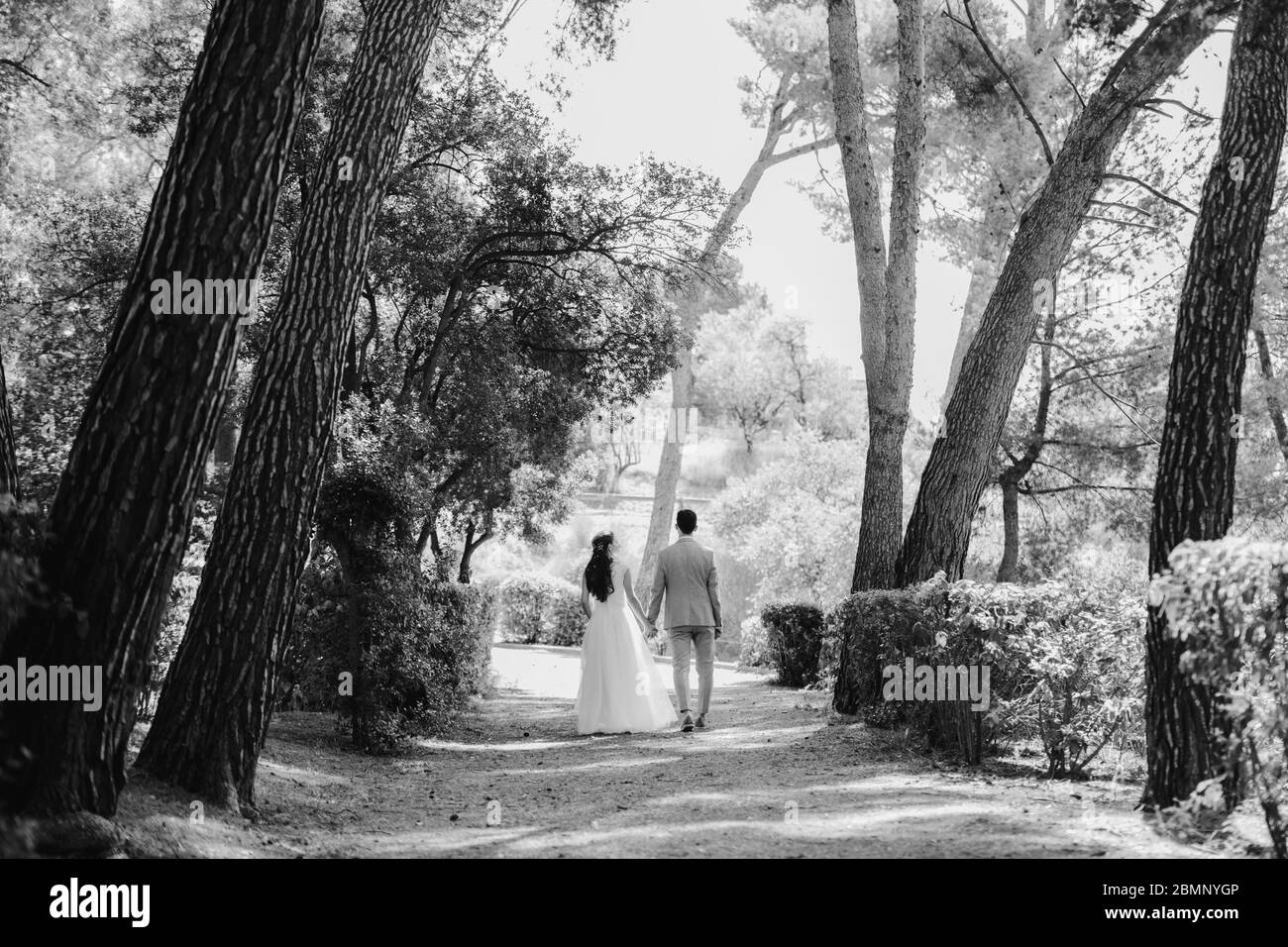 Braut und Bräutigam gemeinsam gehen Stockfoto