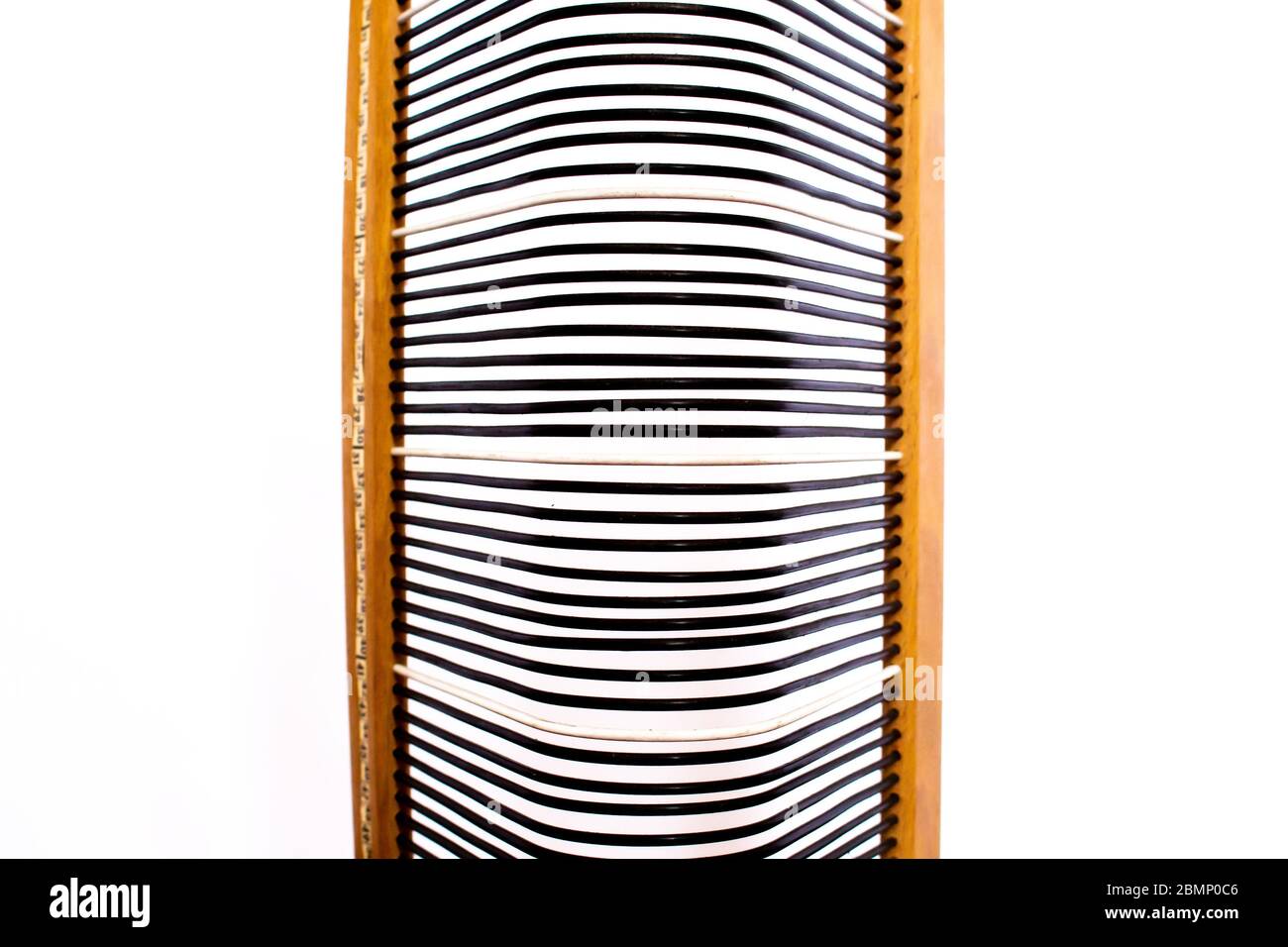 Draufsicht des leeren schwarzen und weißen Drahtsacks mit Holzsockel für klassische alte 45 Vinyl-Schallplatten auf weißem Hintergrund Stockfoto