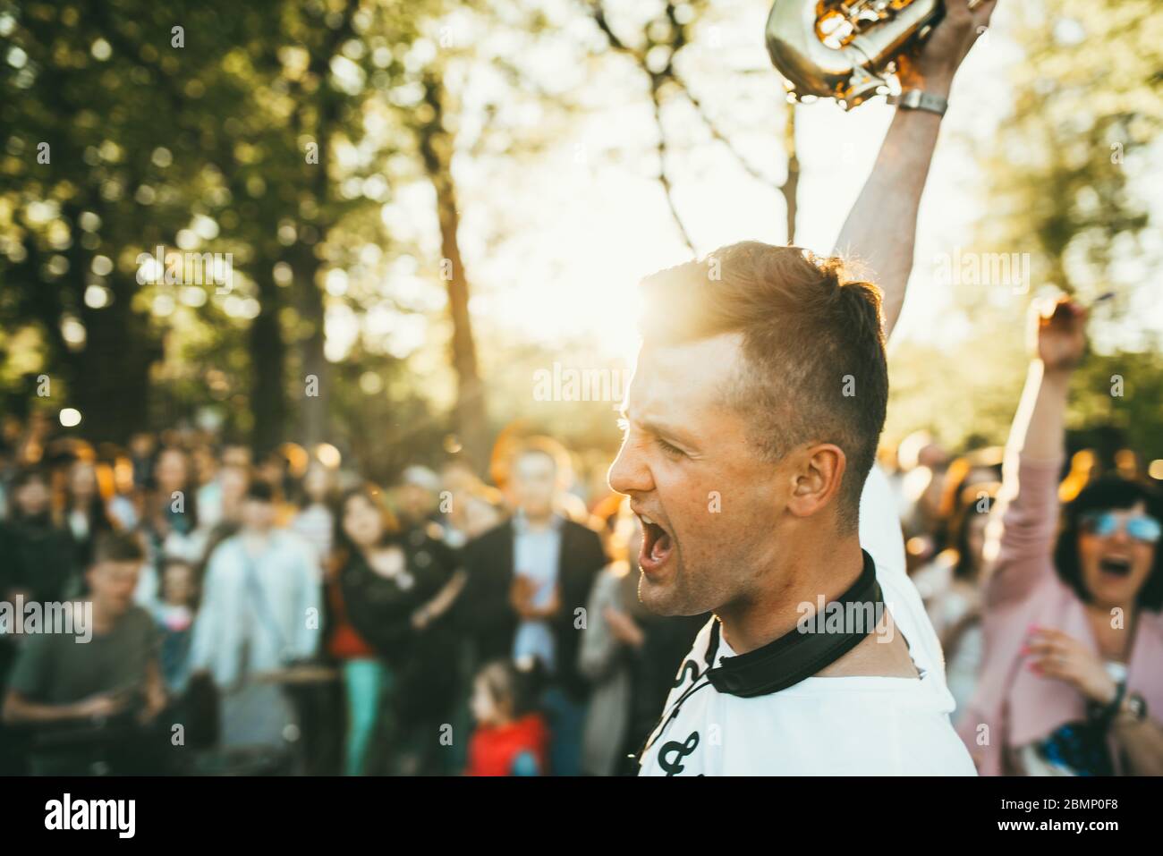 Moskau, Russland - 9. MAI 2018: Ein junger Musiker mit Saxophon beendete seine Performance, schreiend in einem freudigen Ausbruch vor der Kulisse eines Stockfoto