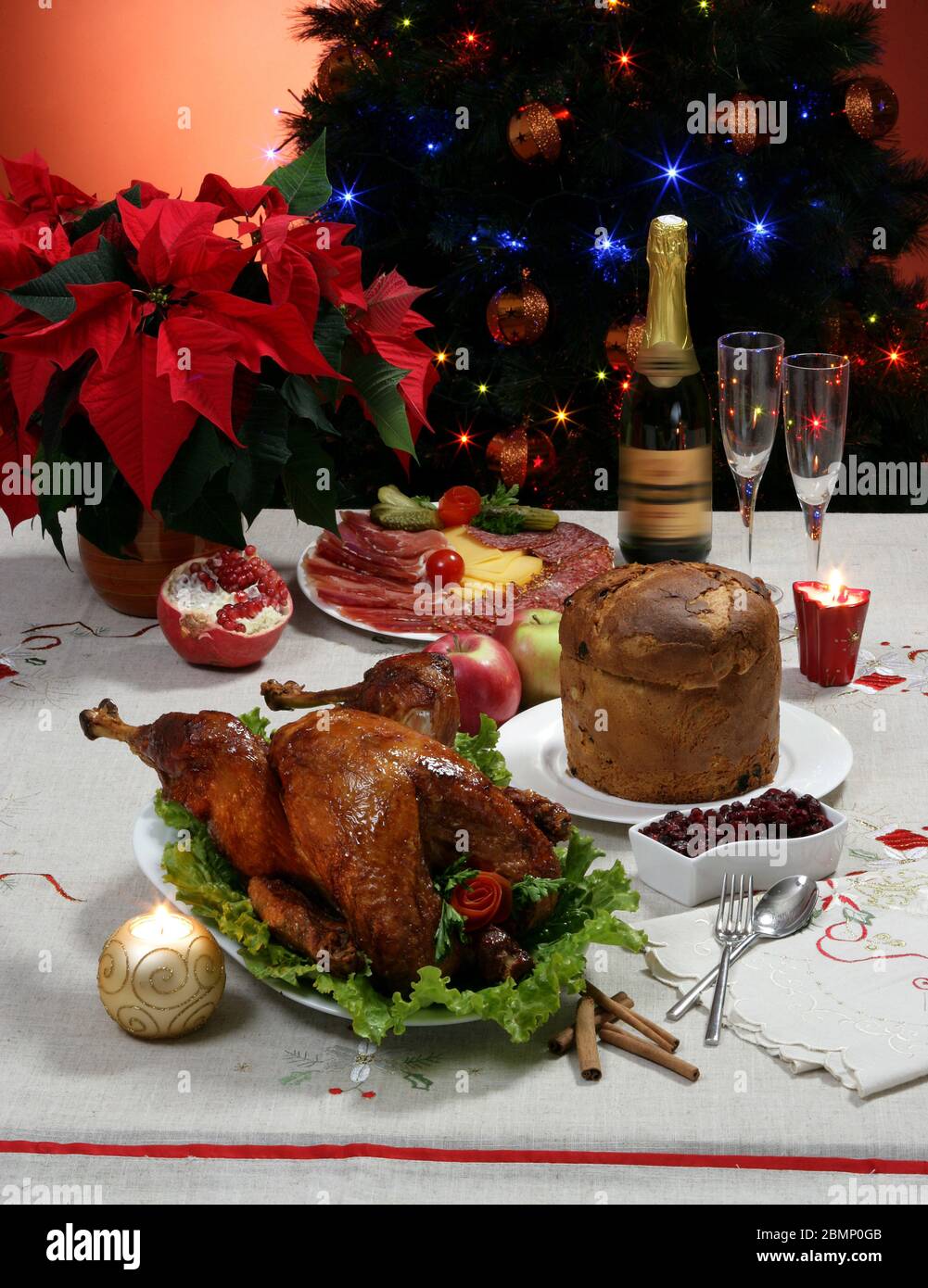 Weihnachtstisch mit gebackenem truthahn, Kuchen und Champagner Stockfoto