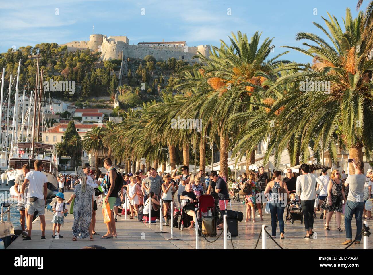 Viele Touristen auf Hvars Küste unterhalb der Alten Fort Stockfoto