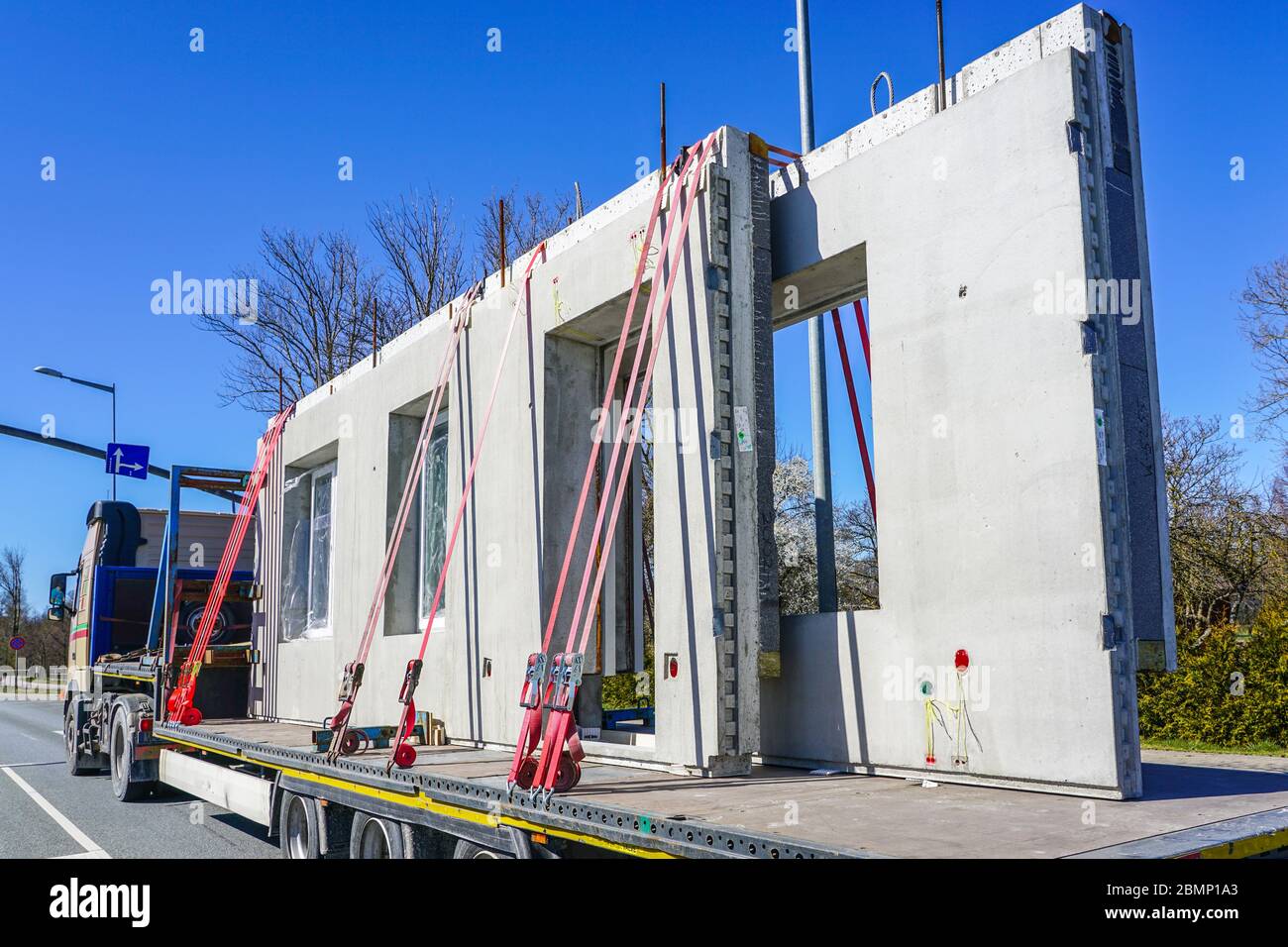 Transport von Stahlbeton-Fertigteilwandplatten für den Hausbau per LKW Stockfoto