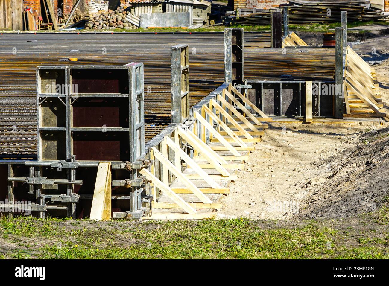 Bau von Heimfundamenten mit Schalung und Bewehrung für Betonbeguss Stockfoto