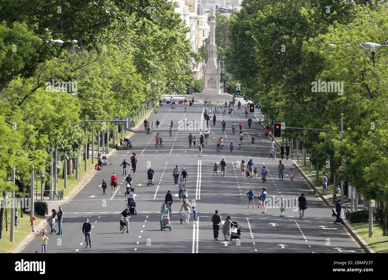 Madrid, Spanien. Mai 2020. Die Menschen fahren Fahrräder und gehen entlang der Castellana Avenue in der Innenstadt von Madrid, für Fußgänger umgebaut, um die Besatzung aufzulösen, in Madrid, Spanien, heute, 10. Mai. 2020, während der Phase 0, in einer Übergangsphase, um die lockdwon verlassen, weil die Pandemie des Virus Covid-19. Kredit: Cesar Luis de Luca/dpa/Alamy Live News Stockfoto