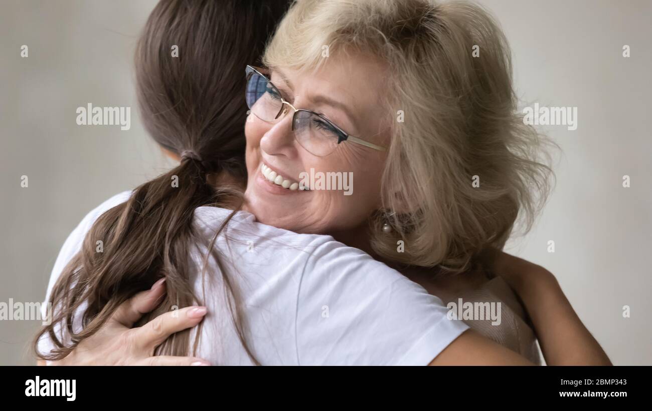60 year old woman smile -Fotos und -Bildmaterial in hoher Auflösung – Alamy