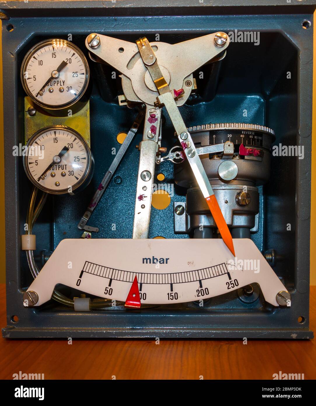 Altes Instrument, das früher zur Einstellung des Industriegasdrucks auf einen präzisen Wert verwendet wurde Stockfoto